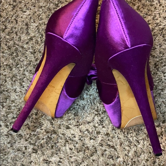 Stunning Satin Purple Platform Pumps - Picture 4 of 6